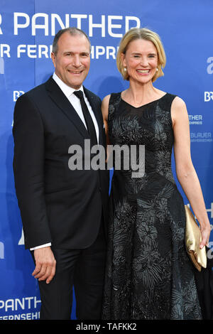 Munich, Deutschland. 24th May, 2019. Alexander HOLD with wife Michaela, Red Carpet, Red Carpet, Bavarian Television Award 2019 on 24.05.2019. | usage worldwide Credit: dpa/Alamy Live News Stock Photo