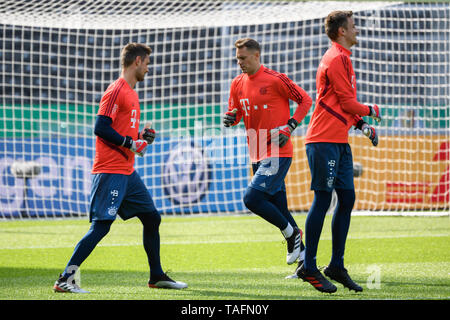 Berlin, Germany. 24th May, 2019. Bayern Munich's goalkeeper Manuel Neuer (C) attends a training session for the upcoming German Cup final match between RB Leipzig and FC Bayern Munich in Berlin, capital of Germany, on May 24, 2019. Credit: Kevin Voigt/Xinhua/Alamy Live News Stock Photo