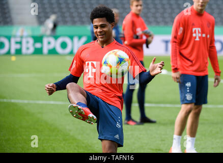 Berlin, Germany. 24th May, 2019. Bayern Munich's Serge Gnabry attends a training session for the upcoming German Cup final match between RB Leipzig and FC Bayern Munich in Berlin, capital of Germany, on May 24, 2019. Credit: Kevin Voigt/Xinhua/Alamy Live News