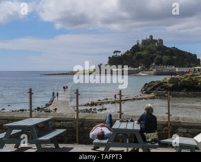 Marazion, Cornwall, UK. 25th May 2019. UK Weather. Despite the sunny hot weather it was a quiet start to the bank holiday weekend at Marazion, with a handful of people wading across the walkway to St Michaels Mount. Credit Simon Maycock / Alamy Live News. Stock Photo