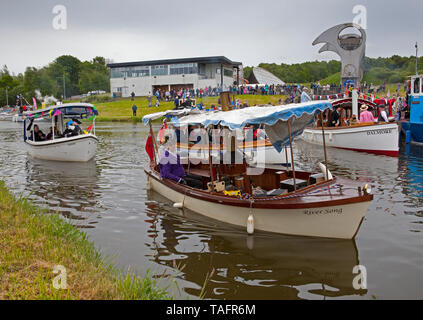 Falkirk, UK. 25th May, 2019. UK. Re-opening of the Forth and Clyde Canal celebrations beginning at The Falkirk Wheel a flotilla of steam boats, puffers, rowing boats and more had a dry weather start. Which was held back slightly by the Maryhill having to be towed away from smaller vessels by the Dalmore. The journey takes the vessels through Bonnybridge to final destination at Auchinstarry Marina. Stock Photo