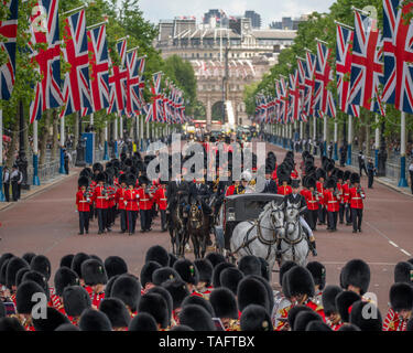 The Mall, London, UK. 25th May 2019. Soldiers of the Household Division parade along The Mall, returning to Buckingham Palace after the first of two formal Reviews before Trooping the Colour on 8th June 2019 with Major General Ben Bathurst CBE, Major General Commanding the Household Division in white plumed hat accompanying the Royal carriage. Credit: Malcolm Park/Alamy Live News. Stock Photo