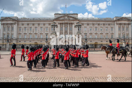 Buckingham Palace, London, UK. 25th May 2019. Guardsmen on parade outside Buckingham Palace after completing the first of two formal Reviews before Trooping the Colour on 8th June 2019 and inspected by Major General Ben Bathurst CBE, Major General Commanding the Household Division. Credit: Malcolm Park/Alamy Live News. Stock Photo