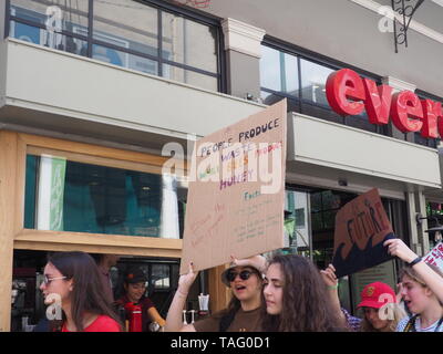 Athens, Greece. 24th May, 2019. ] Young activists demonstrate in Athens against climate change as part of th Fridays for Future movement. Credit: George Panagakis/Pacific Press/Alamy Live News Stock Photo