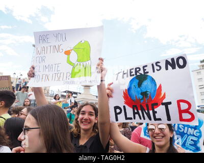 Athens, Greece. 24th May, 2019. OLYMPUS DIGITAL CAMERA Young activists demonstrate in Athens against climate change as part of th Fridays for Future movement. Credit: George Panagakis/Pacific Press/Alamy Live News Stock Photo