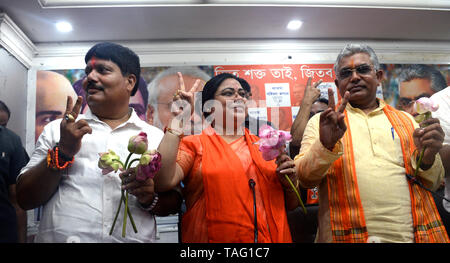 Kolkata, India. 24th May, 2019. Bharatiya Janta Party or BJP winning candidate from Barrackpore Lok Sabha constituency Arjun Singh, BJP winning candidate of Raiganj Lok Sabha constituency Debasree Chaudhuri and West Bengal BJP President and winning candidate of Medinipur Lok Sabha constituency Dilip Ghosh (from left to right) show victory sign at BJP part office. Credit: Saikat Paul/Pacific Press/Alamy Live News Stock Photo