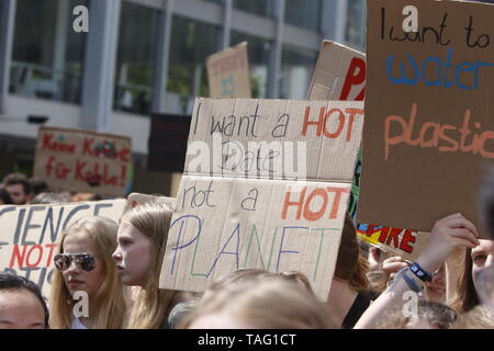 A protester carries a sign that reads "I want a hot date not a hot planet". Around 4,500 young people marched through Frankfurt to the European Central Bank, to protest against the climate change and for the introduction of measurements against it. The protest took place as part of an Europe wide climate strike, two days ahead of the 2019 European elections. (Photo by Michael Debets/Pacific Press Stock Photo
