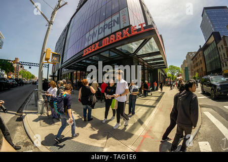 Hundreds of foodies crowd and queue up the newly opened Essex Market in the Lower East Side in New York on its opening weekend, Saturday, May 18, 2019. The new market replaces the older Essex Street Market that dates back to Mayor LaGuardia who created the markets to remove pushcart vendors off the streets. The merchants from the now closed market have moved over and are joined by numerous food hall veterans and newbies. (© Richard B. Levine) Stock Photo