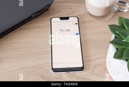 Google Pixel 3 XL showing Google Chrome browser on desk Stock Photo