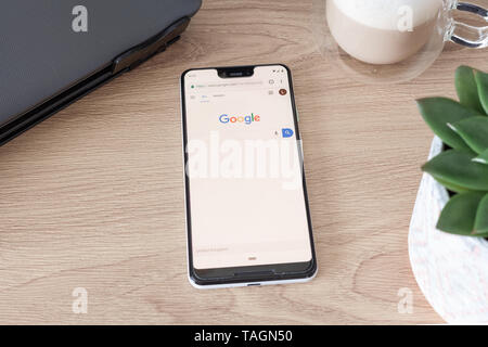 Google Pixel 3 XL showing Google Chrome browser on desk Stock Photo