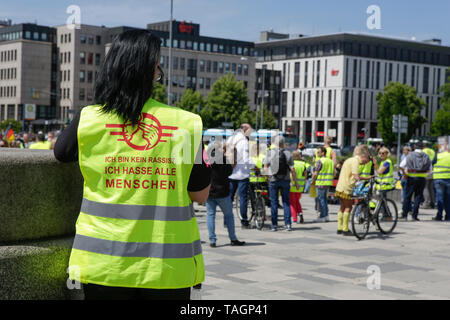 Wiesbaden, Germany. 25th May 2019. A protester wears a yellow vest with 'I'm not a racist, I hate all people'written on it. Under 100 right wing protesters marched with yellow vests through Wiesbaden, to protest against the German government. They were confronted by small but loud counter protest. Stock Photo