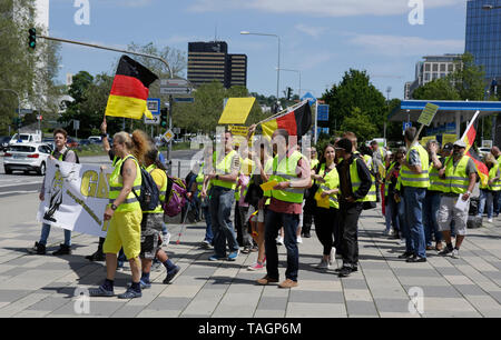 Wiesbaden, Germany. 25th May 2019. The protesters march with yellow vests through Wiesbaden. Under 100 right wing protesters marched with yellow vests through Wiesbaden, to protest against the German government. They were confronted by small but loud counter protest. Stock Photo