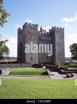 15th century Bunratty Castle (Caislean Bhun Raithe), Bunratty, County Clare, Munster Province, Republic of Ireland Stock Photo