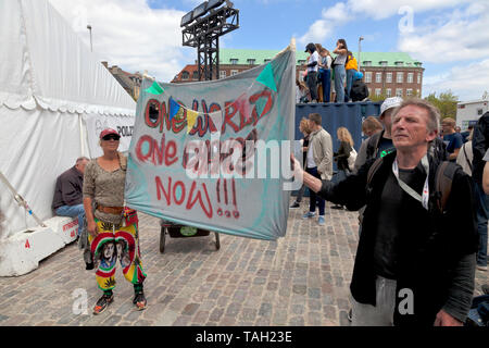 Copenhagen, Denmark. 25th May, 2019. About 30,000 people take part in the People's Climate March, the largest climate march yet in Denmark. Demonstration and speeches at Christiansborg Palace Square in front of the Danish parliament. Speeches by, among others, Danish politicians and Swedish 16 year old climate activist Greta Thunberg. Many Danish politicians from most political parties are present, interest probably enhanced by the electoral campaign for the upcoming EU Parliament election in Denmark tomorrow and the Danish general election on 5th June this year. Credit: Niels Quist/Alamy.