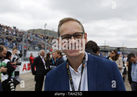 25.05.2019, Berlin, Germany. Michael Müller at the Grid.. Lucas Di Grassi from the Audi Sport Abt Schaeffler team wins the Berlin ePrix. Sébastien Buemi from the team Nissan e.dams wins the second place and Jean-Eric Vergne from the team DS TECHEETAH wins the third place. The Formula E will be on the 25th of May 2019 for the fifth time in Berlin. The electric racing series 2018/2018 will take place at the former Tempelhof Airport. Stock Photo