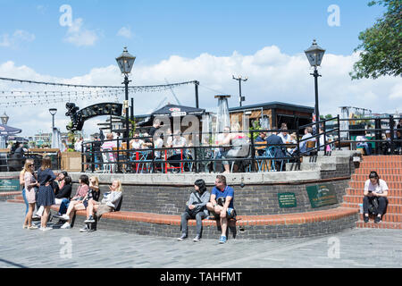 People relaxing on a sunny day in the beer garden in front of the Anchor Pub, Park Street, London, SE1, UK Stock Photo