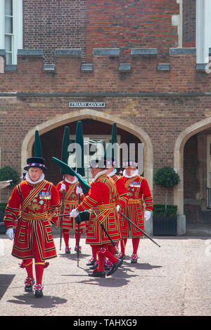 The Queen's ceremonial bodyguards in the forecourt of Friary Court, a part of St James Palace Stock Photo