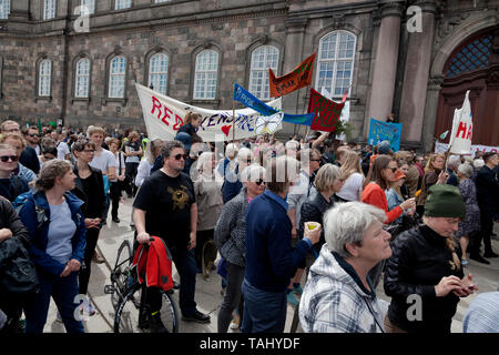 Copenhagen, Denmark. 25th May, 2019. About 30,000 people take part in the People's Climate March, the largest climate march yet in Denmark. Demonstration and speeches at Christiansborg Palace Square in front of the Danish parliament. Speeches by, among others, Danish politicians and Swedish 16 year old climate activist Greta Thunberg. Many Danish politicians from most political parties are present, interest probably enhanced by the electoral campaign for the upcoming EU Parliament election in Denmark tomorrow and the Danish general election on 5th June this year. Credit: Niels Quist/Alamy. Stock Photo