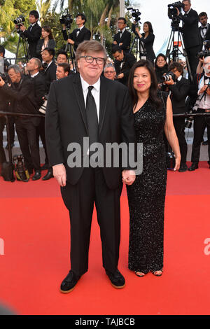 Cannes, France. 25th May, 2019. CANNES, FRANCE. May 25, 2019: Michael Moore & Sonia Low at the Closing Gala premiere of the 72nd Festival de Cannes. Picture Credit: Paul Smith/Alamy Live News Stock Photo