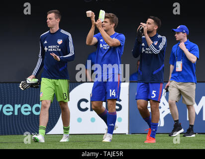 Cincinnati, OH, USA. 25th May, 2019. May 25, 2019: FC Cincinnati goalkeeper Jimmy Hague (13), FC Cincinnati defender Nick Hagglund (14) and FC Cincinnati midfielder Nazmi Albadawi (5) applaud the crowd before the MLS match between the New York Red Bulls and FC Cincinnati at Nippert Stadium in Cincinnati, Ohio. Austyn McFadden/ZUMA Credit: Austyn McFadden/ZUMA Wire/Alamy Live News Stock Photo