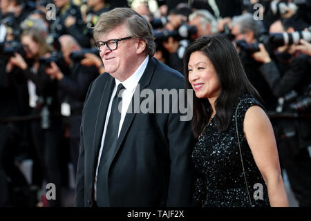 CANNES - MAY 25:  Michael Moore arrives to the premiere of ' CÉRÉMONIE DE CLOTURE / HORS NORMES ' during the 2019 Cannes Film Festival on May 25, 2019 at Palais des Festivals in Cannes, France. (Photo by Lyvans Boolaky/imageSPACE/MediaPunch) Stock Photo