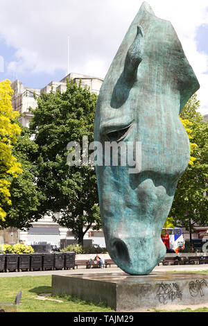 Horse head Statue 'Still Water' by Nic Fiddian Green at RHS Garden ...