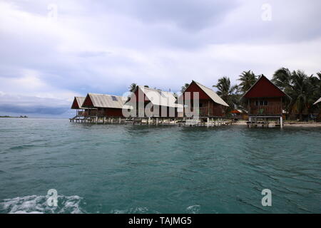Ecotourism bungalows in the San Blas islands of Panama Stock Photo