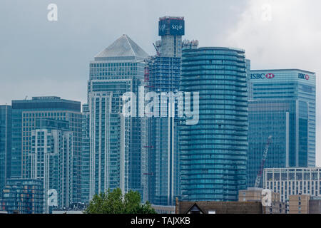 LONDON ISLE OF DOGS SKYSCRAPERS OF CANARY WHARF CONTINUOUS BUILDING DEVELOPMENT Stock Photo