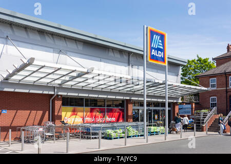 Entrance to Aldi Supermarket, New Road, Stourbridge, West Midlands, England, United Kingdom Stock Photo