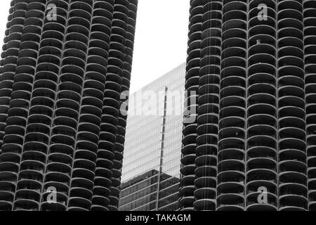 Marina City Towers (Corn Cob Towers, famous Chicago architecture landmark along the Chicago River in River North, Chicago, Illinois in black and white Stock Photo