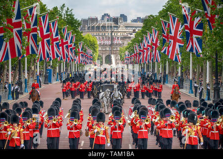 London, UK. 25th May 2019. Guardsmen march along The Mall after completing the Major Generals Review of Trooping the Colour. Stock Photo