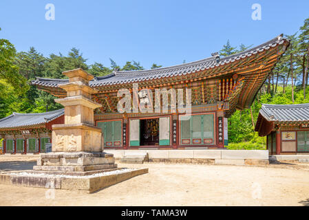 Singyesa, a Korean Buddhist temple in  North Korea. the translation of the chinese characters is 'Taeung Hall' Stock Photo