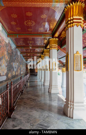 Bangkok, Tahiland - 2019-03-01 - Ornate columns in the grand palace Stock Photo