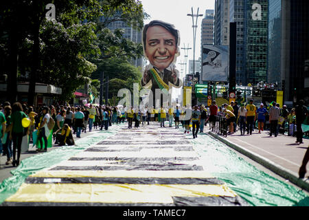 Sao Paulo, Brazil. 26th May, 2019. Atos pro Jair Bolsonaro Sao Paulo - Acts in favor of President Jair Bolsonaro, who were summoned by the President through social networks, take place in various parts of Brazil, amidst controversies and fear of emptying. In the city of Sao Paulo, the events take place on Avenida Paulista on the afternoon of this Sunday. Credit: AGIF/Alamy Live News Stock Photo
