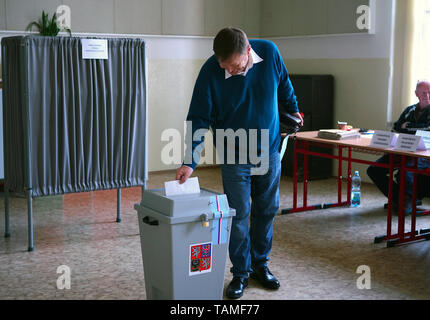 Prague, Czech Republic. 24th May, 2019. A man votes at a polling station in Prague, the Czech Republic, May 24, 2019. The two-day elections to the European Parliament, the fourth in a row, started in the Czech Republic on Tuesday afternoon. In this year's election, Czechs will choose 21 MEPs from a record number of 39 parties, movements and their coalitions that nominated more than 840 candidates. The final election results will be released on Sunday only after the voting in all EU member states ends. Credit: Dana Kesnerova/Xinhua/Alamy Live News Stock Photo