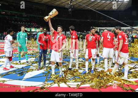 Berlin, Germany. 25th May, 2019. Bayern Munich's Robert Lewandowski (front) celebrates victory after the German Cup final between RB Leipzig and FC Bayern Munich in Berlin, capital of Germany, May 25, 2019. Bayern Munich won 3-0 and claimed the title. Credit: Shan Yuqi/Xinhua/Alamy Live News Stock Photo
