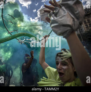 Sao Paulo, Brazil. 26th May, 2019. Grupo makes artistic intervention celebrating the Atlantic Forest Day on the steps of the Municipal Theater. Credit: Cris Faga/ZUMA Wire/Alamy Live News Stock Photo
