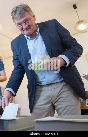 Gamshurst, Germany. 26th May, 2019. Jörg Meuthen, leading candidate of the alternative for Germany, votes for the election to the European Parliament; in the background is his wife Natalia Meuthen. From 23 May to 26 May, the citizens of 28 EU states will elect a new parliament. Credit: Sebastian Gollnow/dpa/Alamy Live News Stock Photo