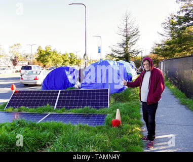 22 May 2019, US, Berkeley: Robin Silver, who has been living in Berkeley's tent city on the edge of Adeline Street for a year and a half. The 63-year-old sound engineer explains that his wife's death threw him off track. "The tech boom in San Francisco and neighboring Silicon Valley has provided the region with tens of thousands of jobs and many new millionaires. The downside: exploding rents and homeless people on the streets. Life in this deeply divided city becomes priceless. Photo: Barbara Munker/dpa Stock Photo
