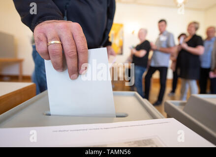 Gamshurst, Germany. 26th May, 2019. A man gives his ballot for the election to the European Parliament. From 23 May to 26 May, the citizens of 28 EU states will elect a new parliament. Credit: Sebastian Gollnow/dpa/Alamy Live News Stock Photo