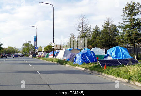 22 May 2019, US, Berkeley: Cars drive past the Berkeley Tent City on the edge of Adeline Street. The tech boom in San Francisco and neighboring Silicon Valley has provided the region with tens of thousands of jobs and many new millionaires. The downside: exploding rents and homeless people on the streets. Life in this deeply divided city becomes priceless. Photo: Barbara Munker/dpa Stock Photo