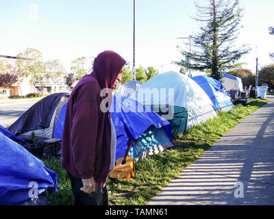 22 May 2019, US, Berkeley: Robin Silver, who has been living in Berkeley's tent city on the edge of Adeline Street for a year and a half. The 63-year-old sound engineer explains that his wife's death threw him off track. 'The tech boom in San Francisco and neighboring Silicon Valley has provided the region with tens of thousands of jobs and many new millionaires. The downside: exploding rents and homeless people on the streets. Life in this deeply divided city becomes priceless. Photo: Barbara Munker/dpa Stock Photo