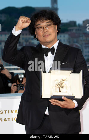 Joon-ho Bong poses with his Palme d'Or (Golden Palm) for the movie 'Parasite / Gisaengchung' at the award winners photocall during the 72nd Cannes Film Festival at the Palais des Festivals on May 25, 2019 in Cannes, France Stock Photo