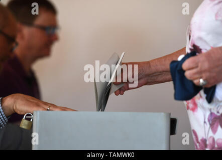 Wildenberg, Germany. 26th May, 2019. A woman votes at a polling station in Wildenberg, Germany, on May 26, 2019. Voters in Germany cast their ballots on Sunday in elections to the European Parliament (EP). Credit: Lu Yang/Xinhua/Alamy Live News Stock Photo