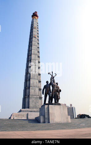 PYONGYANG, NORTH KOREA (DPRK) - SEPTEMBER 24, 2017: Tower of the Juche Idea and statues of people (worker, farmer and scientist) with korean national  Stock Photo