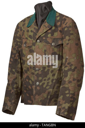 A camouflage field tunic Feldfertigung aus in Platanentarnmuster bedrucktem Zeltplanenstoff, nicht wendbar mit außenseitigen Frühlingsfarben, dunkelgrüner Kragen, zwei aufgesetzte Brusttaschen und feldgraue Metallknöpfe. Die Knopfleistenverstärkungen in Rauchtarnmuster ('blurred egde'). historic, historical, 20th century, 1930s, 1940s, Waffen-SS, armed division of the SS, armed service, armed services, NS, National Socialism, Nazism, Third Reich, German Reich, Germany, military, militaria, utensil, piece of equipment, utensils, object, objects, stills, clipping, clippings, , Editorial-Use-Only Stock Photo