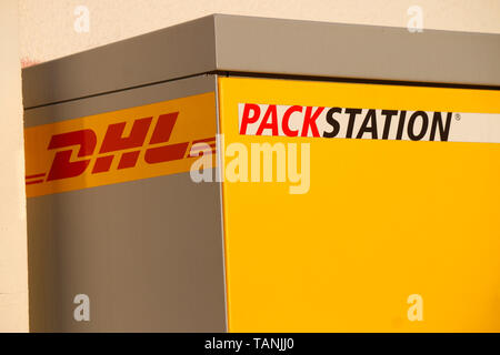 das Logo der Marke/ the logo of the brand 'DHL Packstation'. Stock Photo