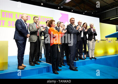 26.04.2019, Berlin, Berlin, Germany - The party leadership of the FDP applauds the federal chairman of the FDP, Christian Lindner, after his speech at Stock Photo