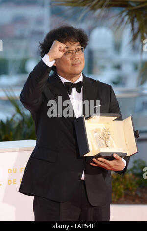 May 25, 2019 - Cannes, France - CANNES, FRANCE - MAY 25: Director Bong Joon-Ho, winner of the Palme d'Or award for his film ''Parasite'' poses at the winner photocall during the 72nd annual Cannes Film Festival on May 25, 2019 in Cannes, France. (Credit Image: © Frederick InjimbertZUMA Wire) Stock Photo