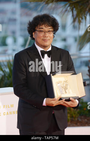 May 25, 2019 - Cannes, France - CANNES, FRANCE - MAY 25: Director Bong Joon-Ho, winner of the Palme d'Or award for his film ''Parasite'' poses at the winner photocall during the 72nd annual Cannes Film Festival on May 25, 2019 in Cannes, France. (Credit Image: © Frederick InjimbertZUMA Wire) Stock Photo